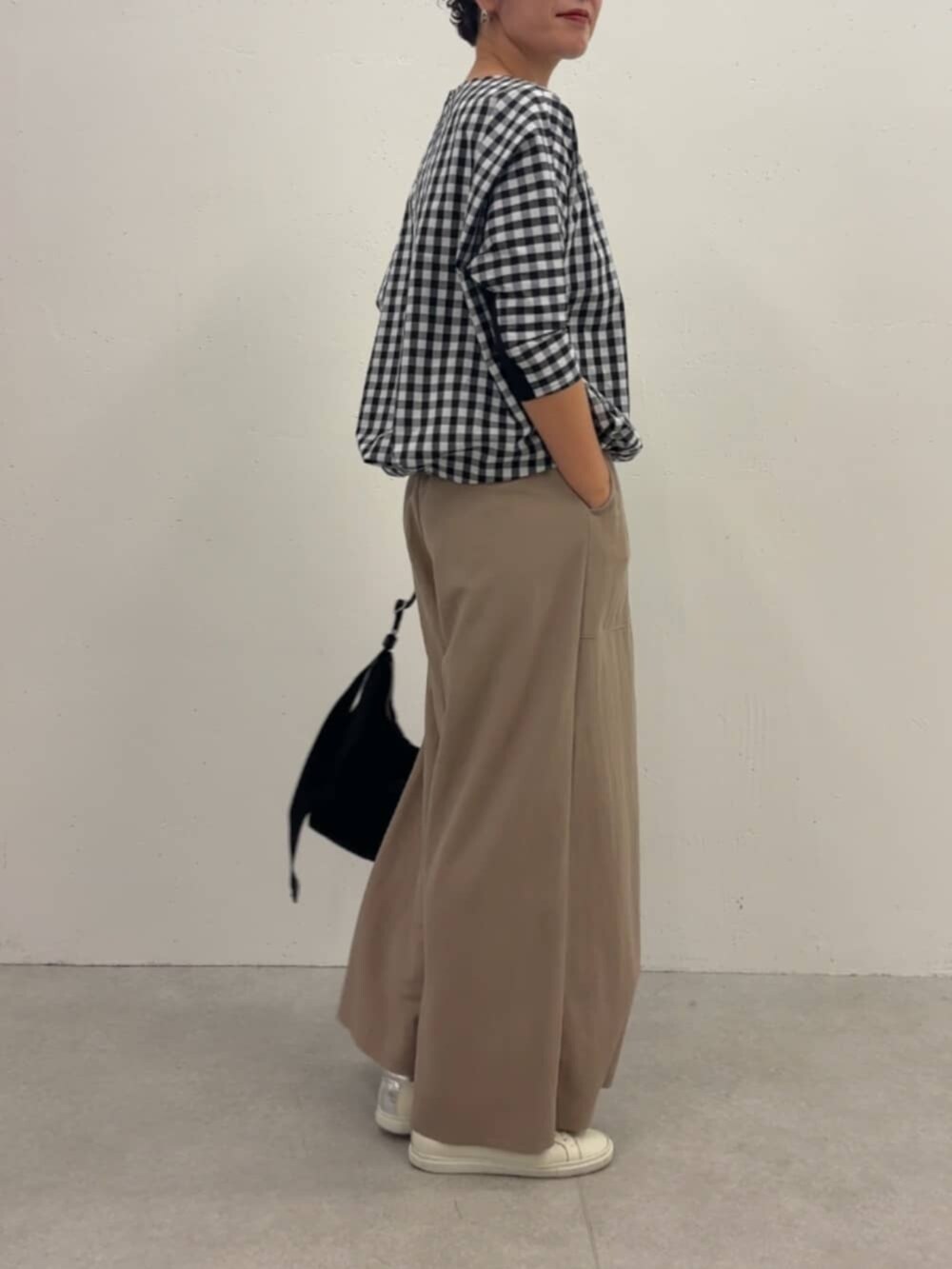 ブラック系のシャツ/ブラウス、ベージュ系のその他パンツ、ブラック系のショルダーバッグを着用したレディースの冬コーディネートの4枚目の写真