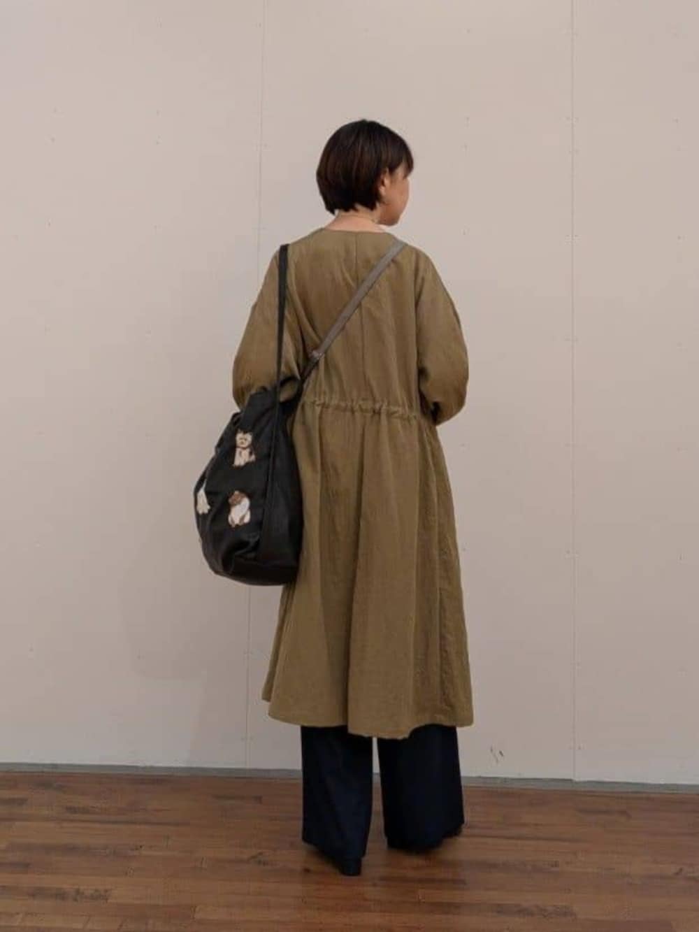 ブルー系のその他パンツ、イエロー系のその他アウター、ホワイト系のTシャツ/カットソーを着用したレディースの秋コーディネートの5枚目の写真