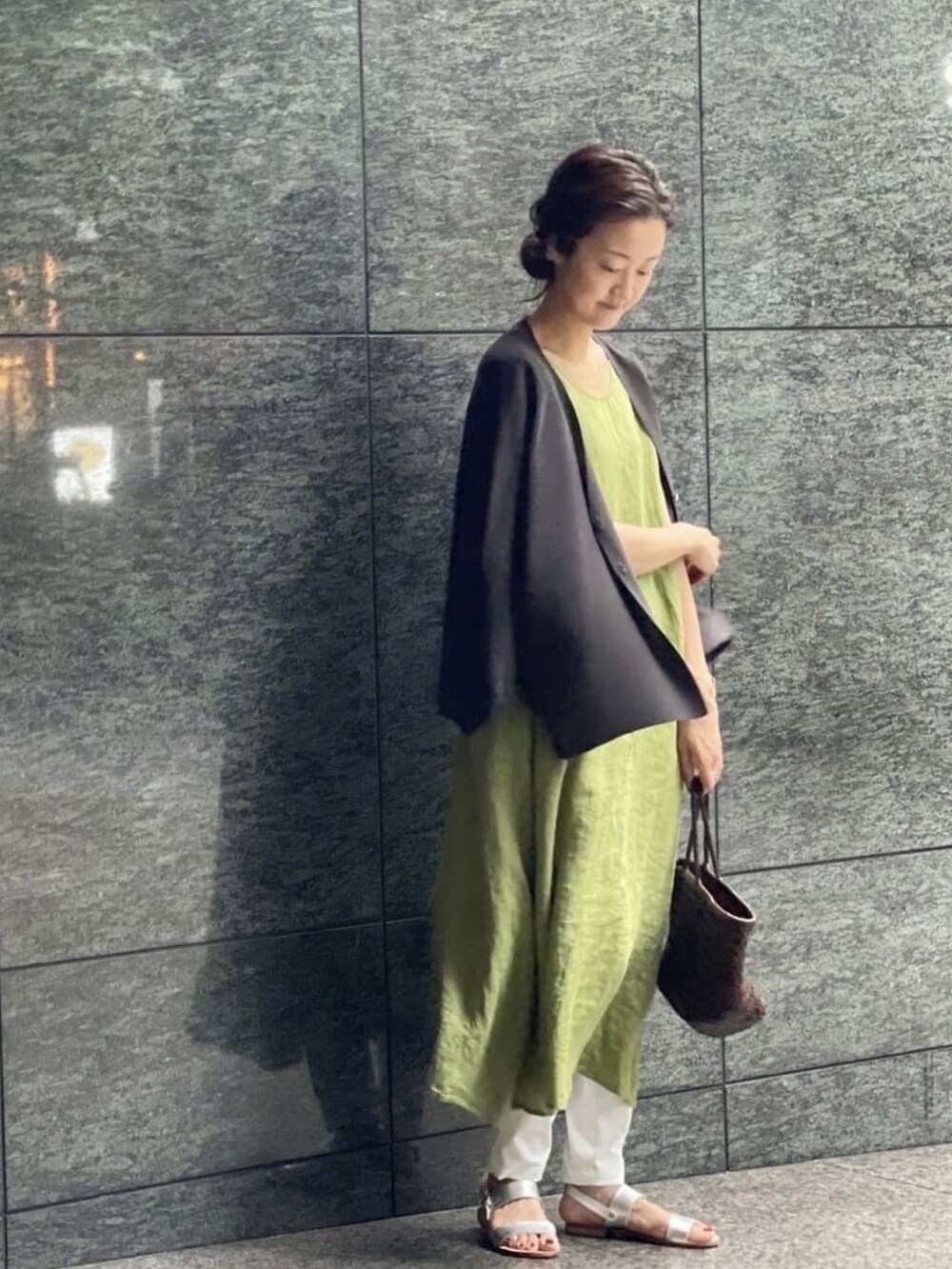 グレー系のカーディガン/ボレロ、グリーン系のワンピース、ホワイト系のその他パンツを着用したレディースの夏コーディネートの3枚目の写真