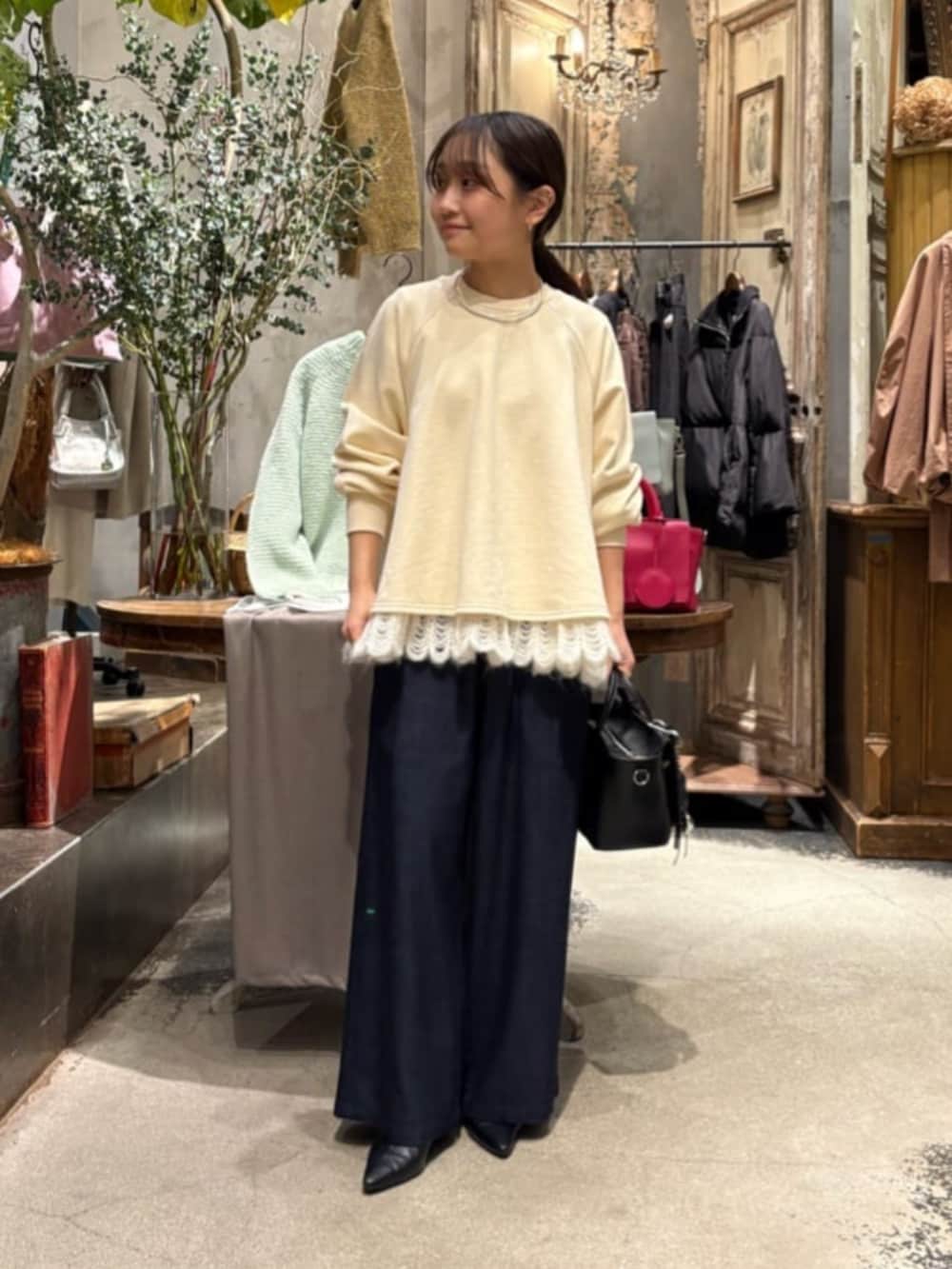 ホワイト系のTシャツ/カットソー、ブラック系のチャームを着用したレディースの冬コーディネートの3枚目の写真