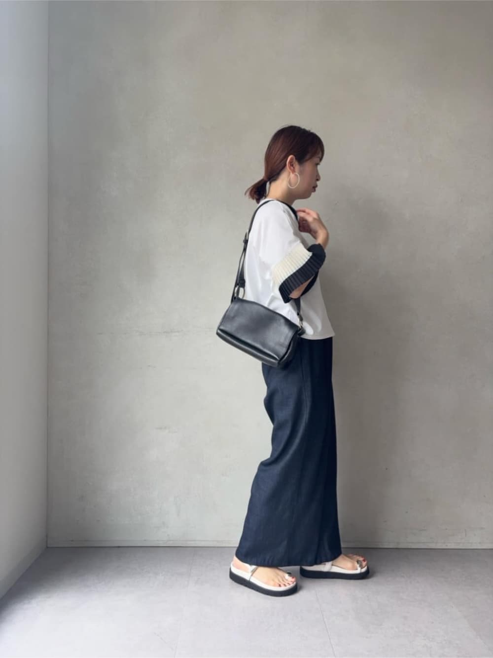 ブルー系のその他パンツ、ブラック系のショルダーバッグ、ホワイト系のサンダルを着用したレディースの春コーディネートの3枚目の写真