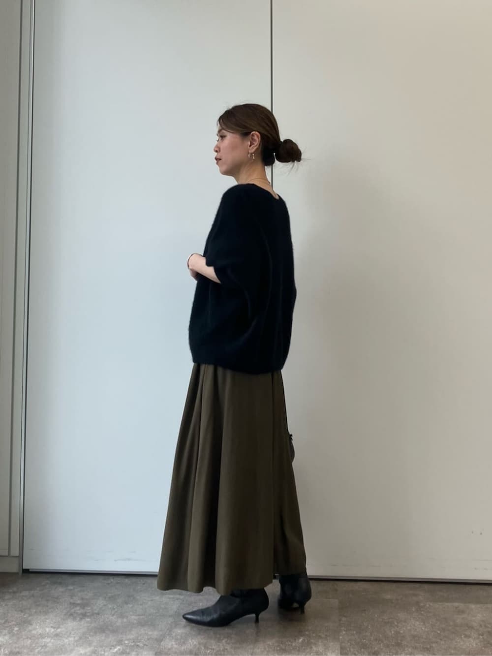 グリーン系のその他パンツ、ブラック系のニット/セーターを着用したレディースの夏コーディネートの2枚目の写真