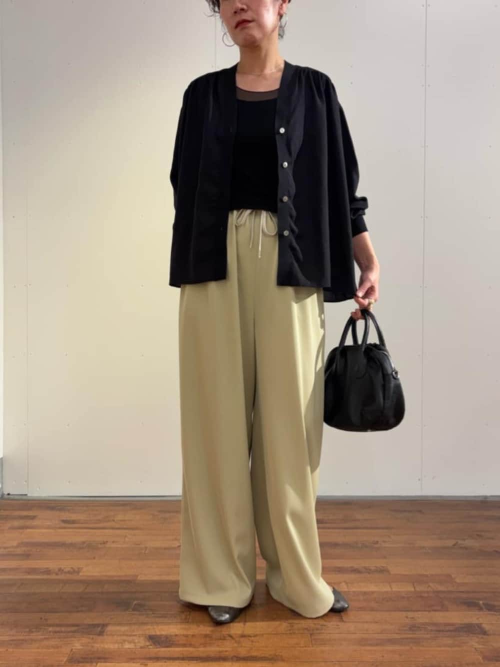 ブラック系のシャツ/ブラウス、ブラック系のキャミソール、ベージュ系のその他パンツを着用したレディースの春コーディネートの2枚目の写真