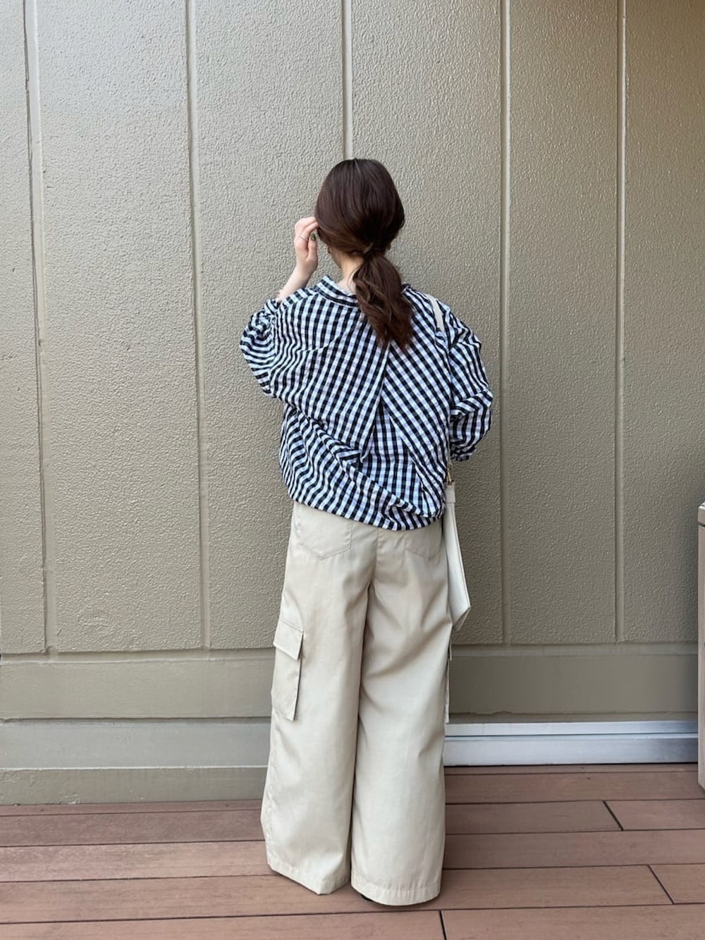 ブラック系のシャツ/ブラウス、ホワイト系のタンクトップ、ホワイト系のトートバッグを着用したレディースの夏コーディネートの3枚目の写真