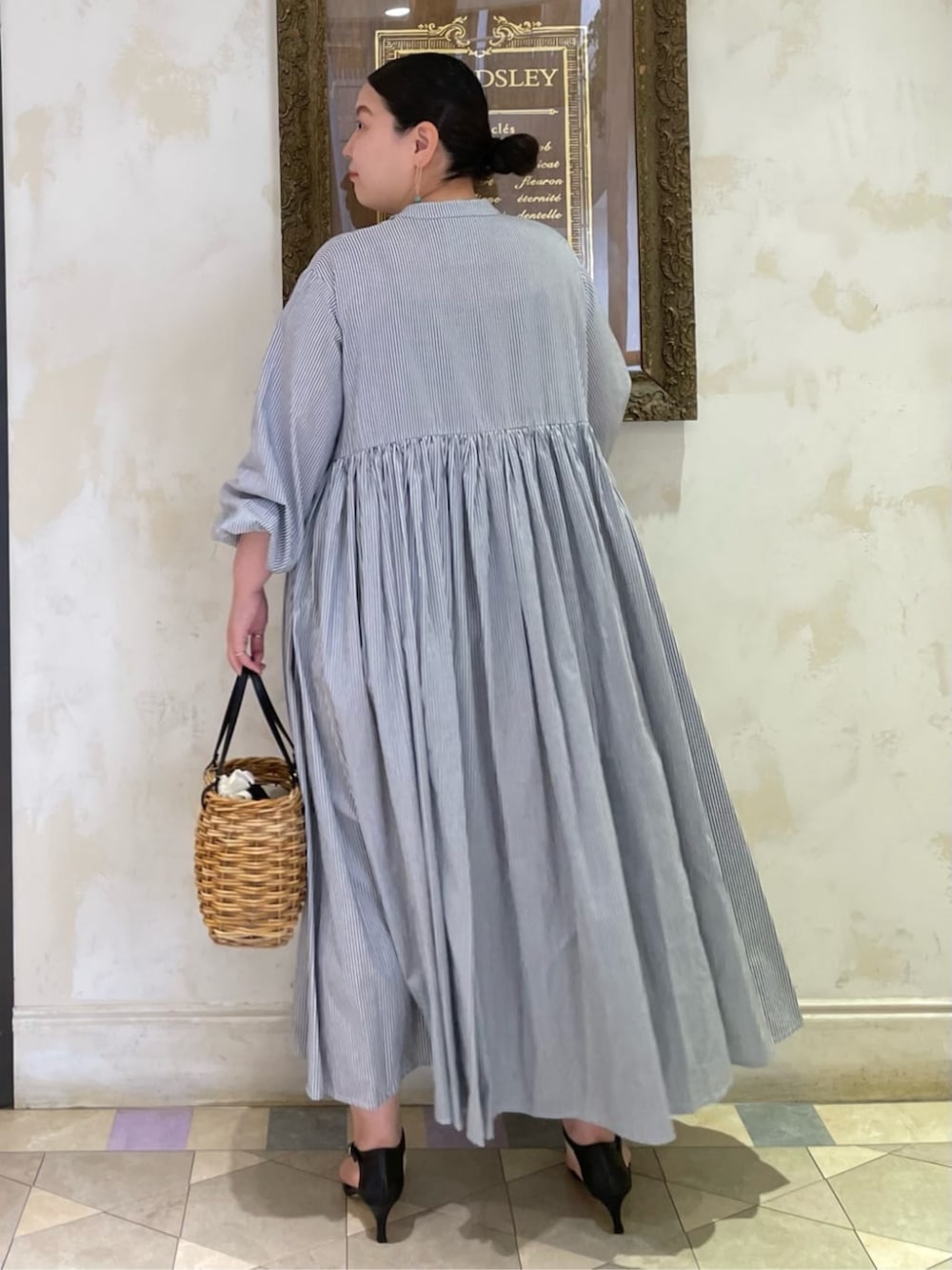 ブルー系のワンピースを着用したレディースの冬コーディネートの2枚目の写真