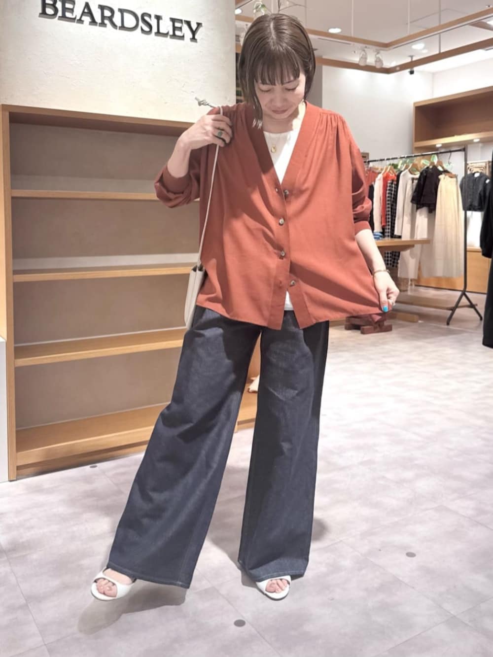 ホワイト系のシャツ/ブラウス、レッド系のシャツ/ブラウス、ブルー系のその他パンツを着用したレディースの春コーディネートの5枚目の写真