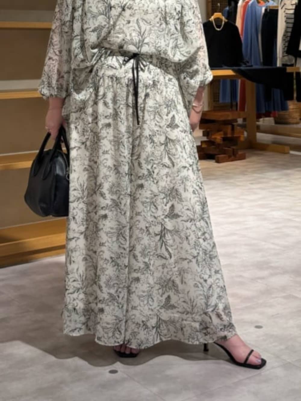 ベージュ系のその他パンツ、ベージュ系のシャツ/ブラウスを着用したレディースの冬コーディネートの8枚目の写真