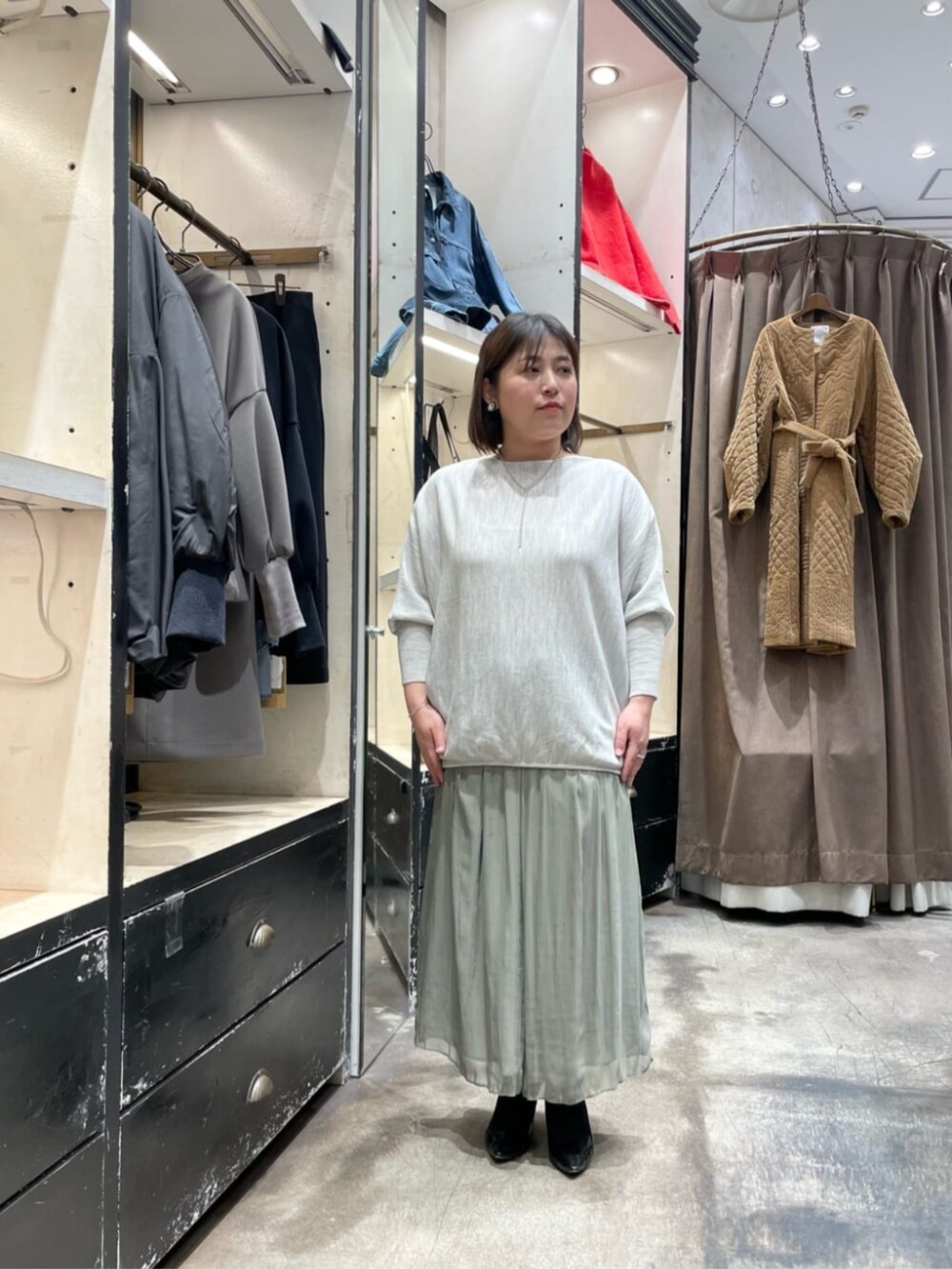 グレー系のニット/セーター、グリーン系のその他パンツ、ブラック系のトートバッグを着用したレディースの冬コーディネートの7枚目の写真