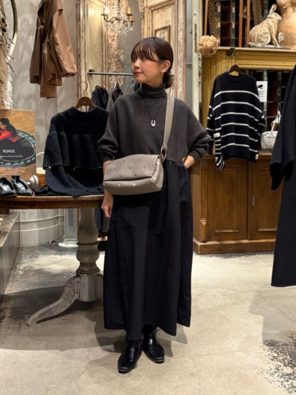 グレー系のワンピース、グレー系のショルダーバッグを着用したレディースの冬コーディネートの8枚目の写真