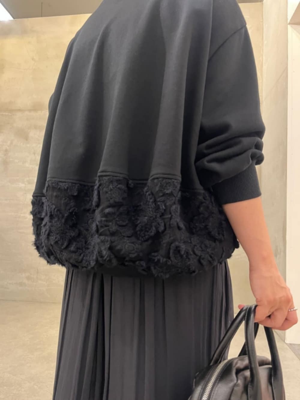 ブラック系のその他パンツ、ブラック系のTシャツ/カットソーを着用したレディースの秋コーディネートの6枚目の写真