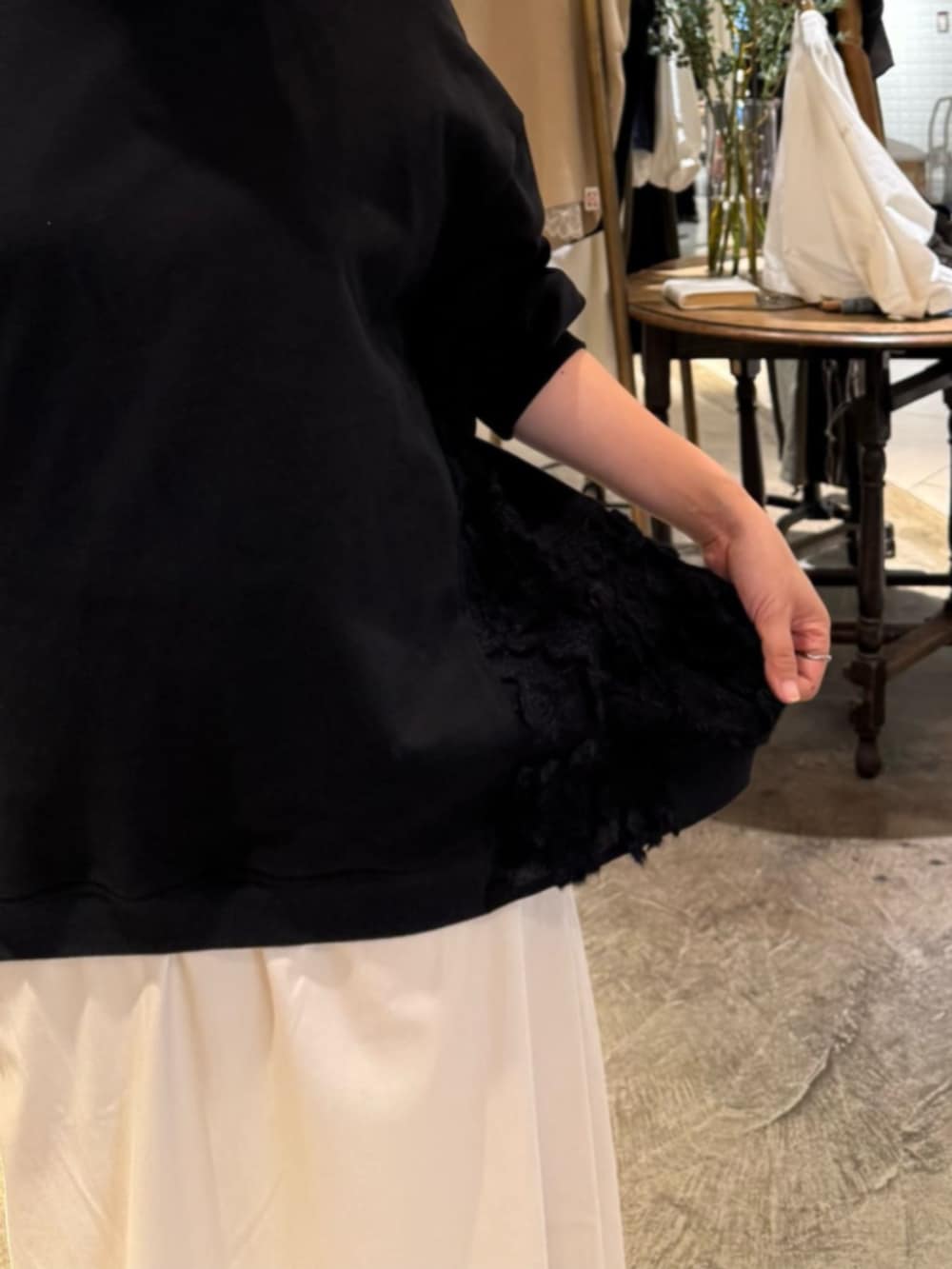 ベージュ系のスカート、ブラック系のTシャツ/カットソーを着用したレディースの秋コーディネートの9枚目の写真