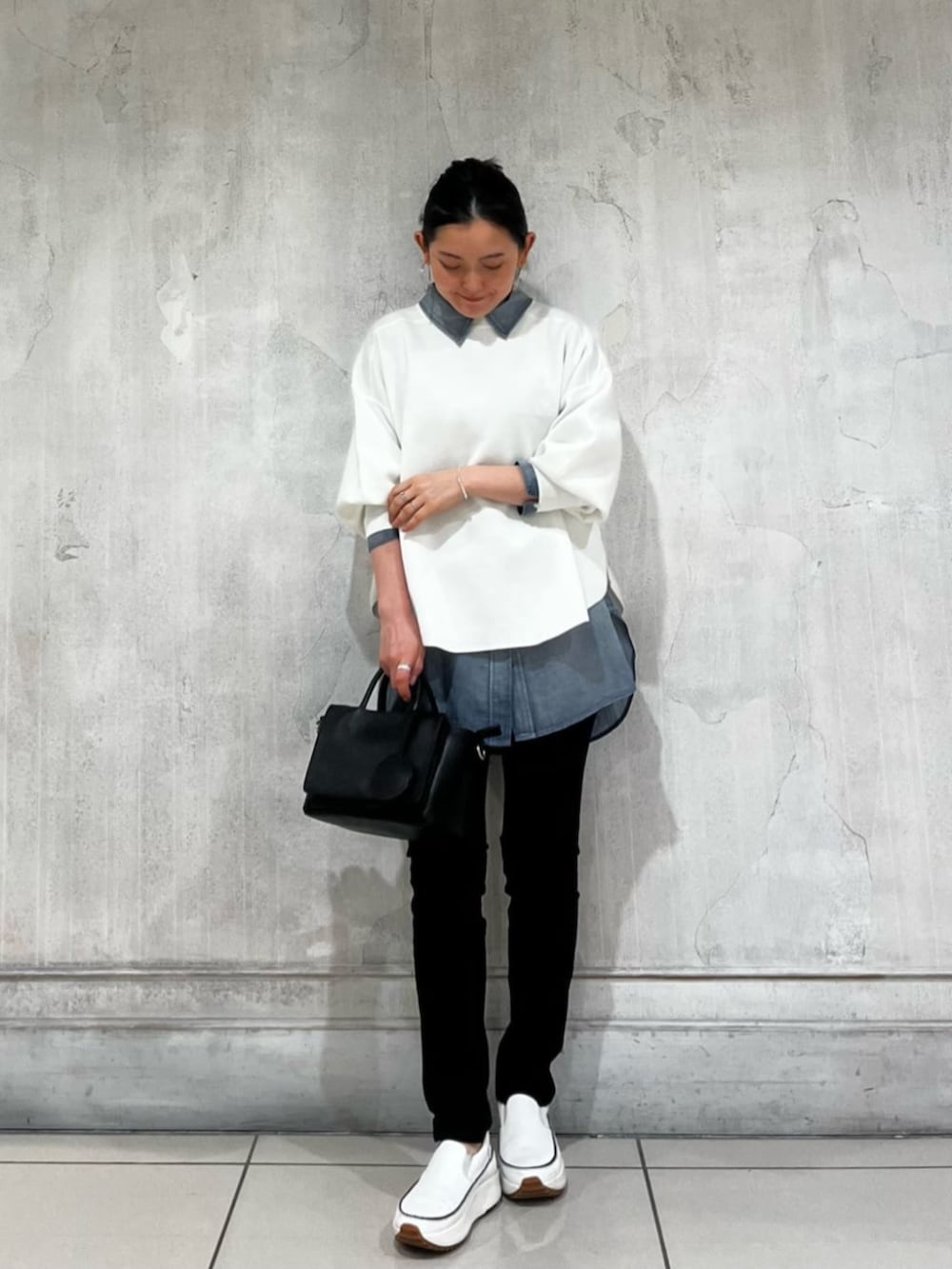 ブルー系のシャツ/ブラウス、ブルー系のデニムパンツ、ホワイト系のTシャツ/カットソーを着用したレディースの春コーディネートの4枚目の写真