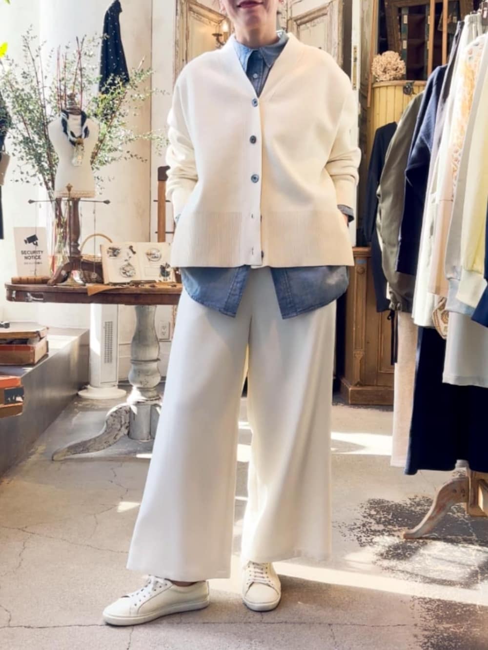 ブルー系のシャツ/ブラウス、ホワイト系のその他パンツを着用したレディースの春コーディネートの4枚目の写真