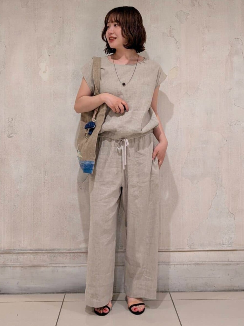 ベージュ系のシャツ/ブラウス、ベージュ系のその他パンツ、ブラウン系のリングを着用したレディースの夏コーディネートの2枚目の写真
