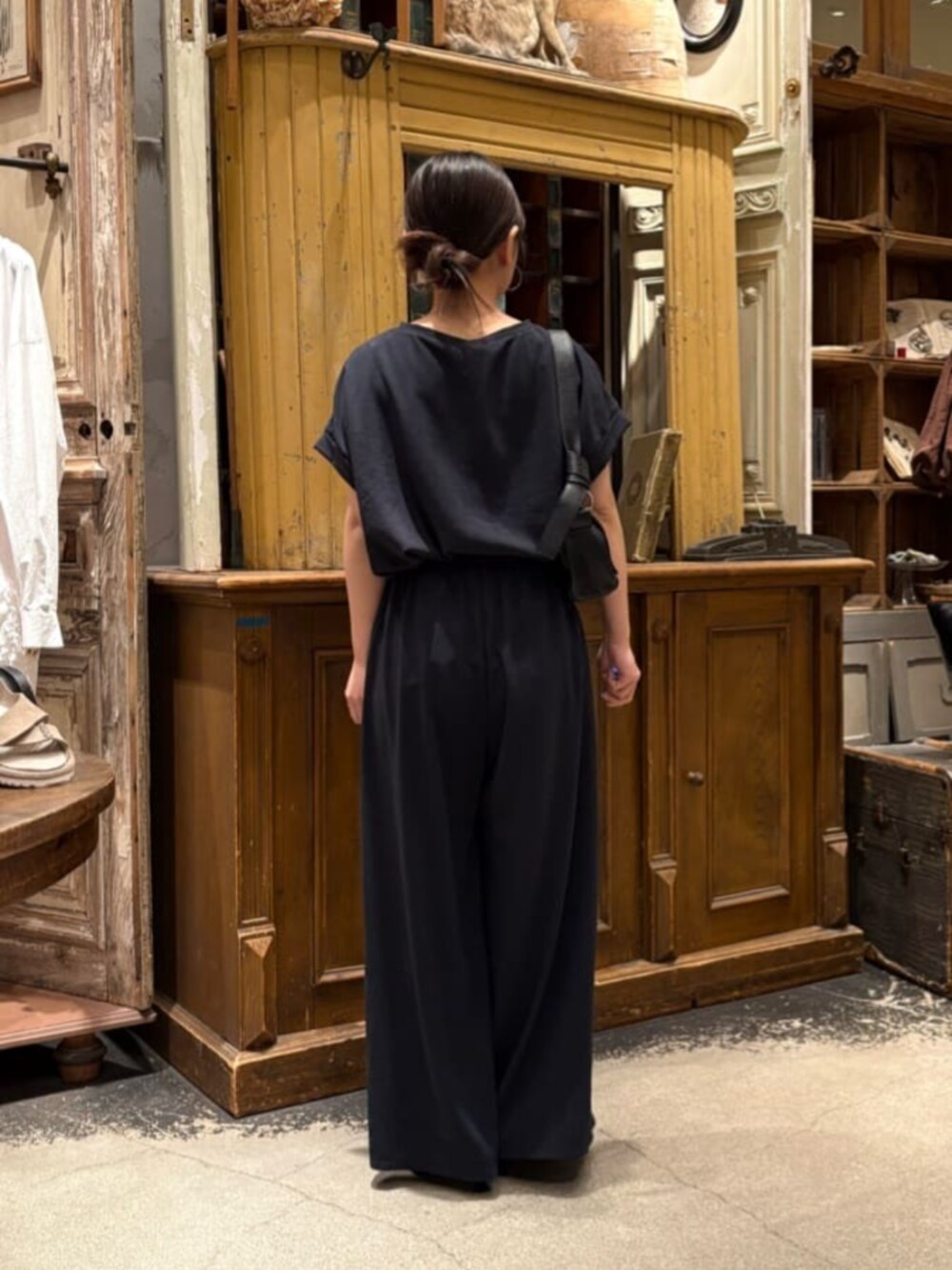 ブルー系のその他パンツ、グレー系のカーディガン/ボレロを着用したレディースの春コーディネートの9枚目の写真