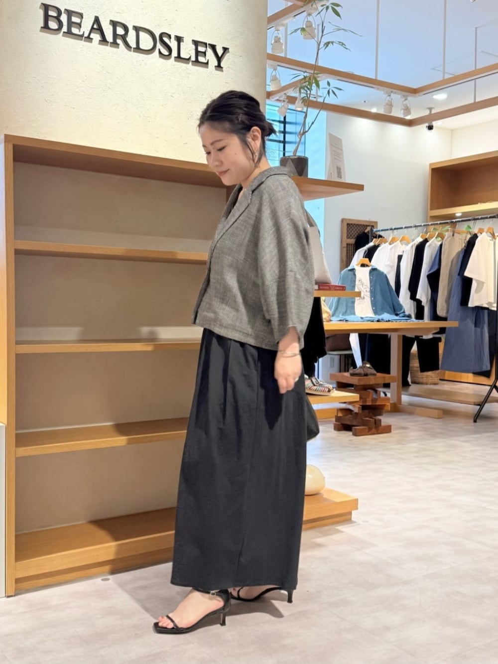 ベージュ系のテーラードジャケット、ブルー系のその他パンツを着用したレディースの春コーディネートの3枚目の写真