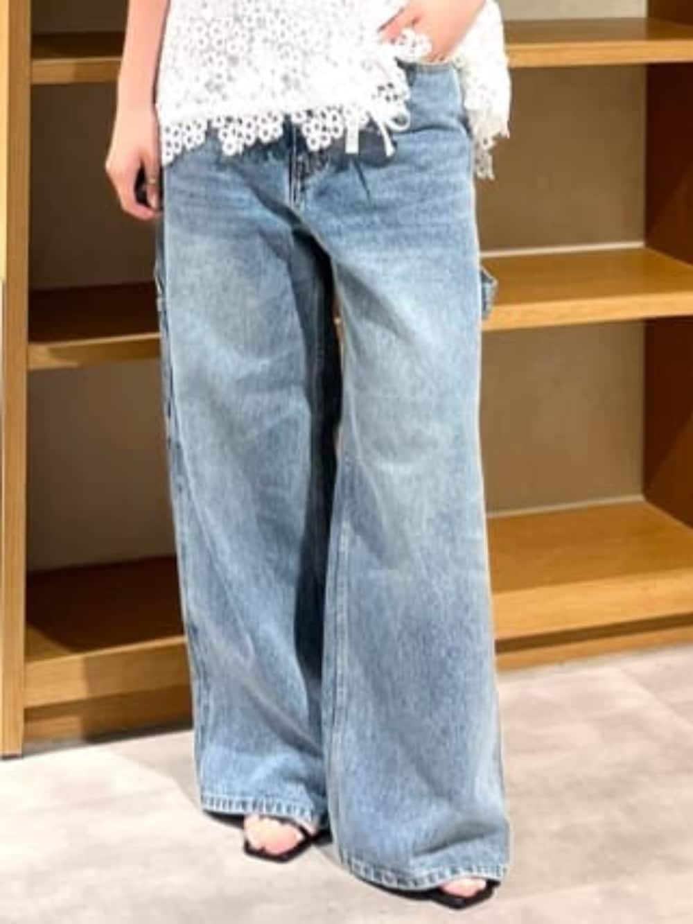 レッド系のシャツ/ブラウス、ブルー系のデニムパンツを着用したレディースの夏コーディネートの5枚目の写真