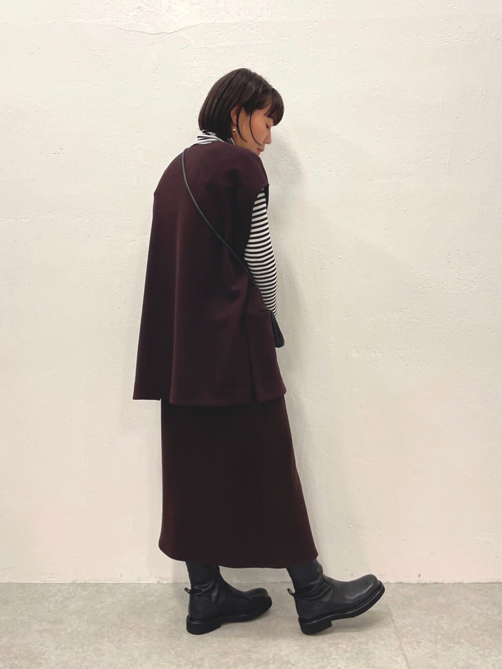 ブラウン系のTシャツ/カットソー、ブラック系のTシャツ/カットソー、ブラウン系のスカートを着用したレディースの秋コーディネートの2枚目の写真