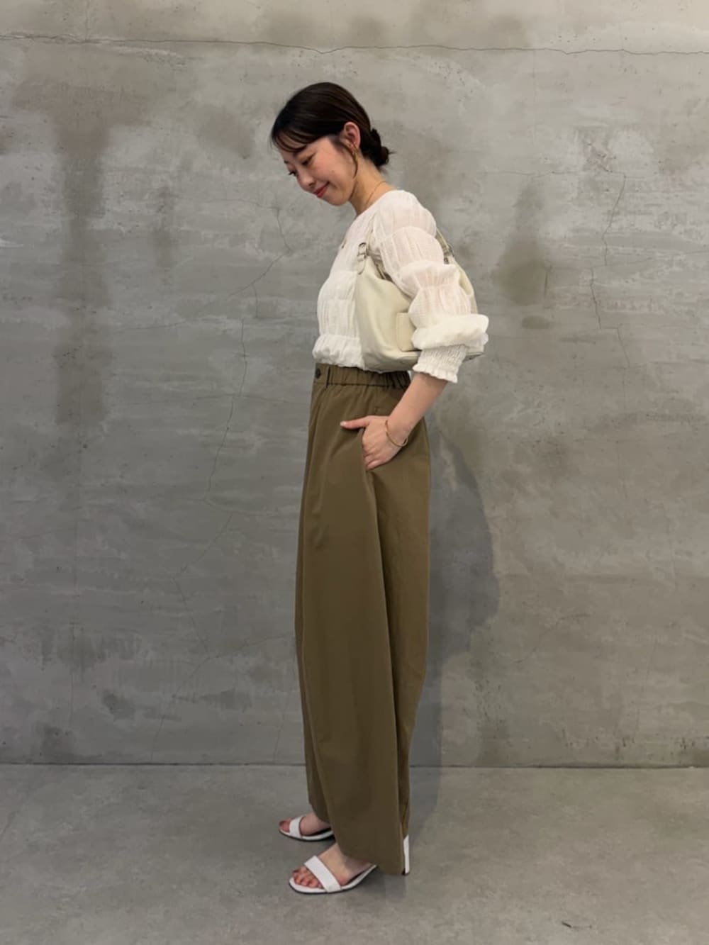 ホワイト系のトートバッグ、イエロー系のその他パンツ、ホワイト系のシャツ/ブラウスを着用したレディースの春コーディネートの2枚目の写真