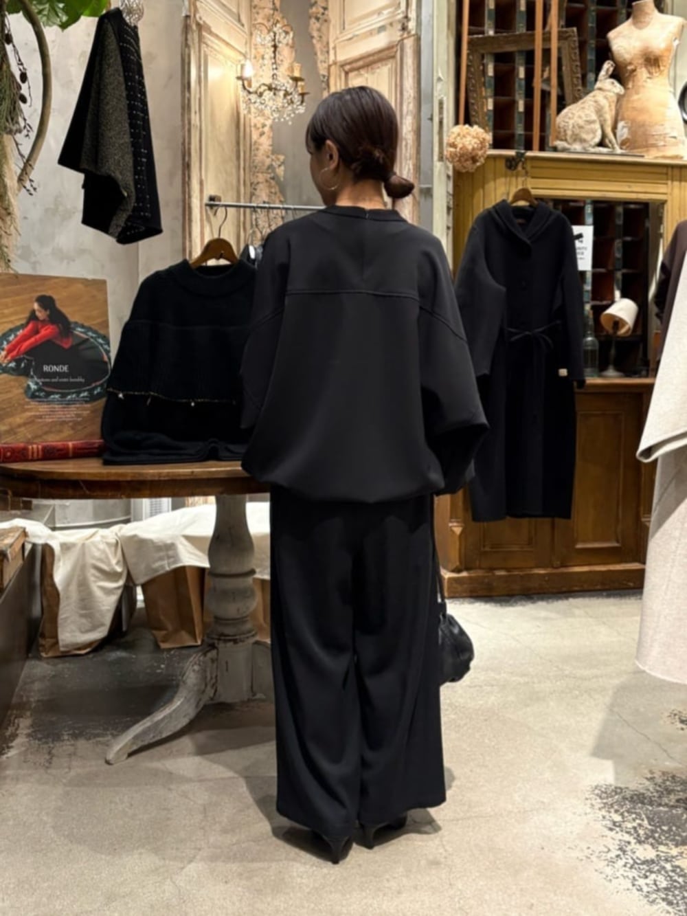 ブラック系のその他パンツ、ブラック系のシャツ/ブラウスを着用したレディースの冬コーディネートの5枚目の写真