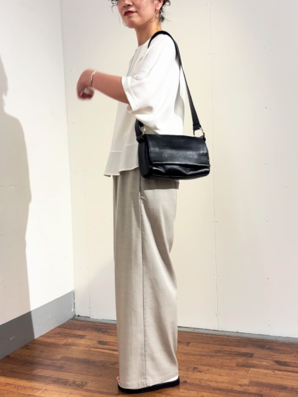 グレー系のその他パンツ、ホワイト系のTシャツ/カットソーを着用したレディースの春コーディネートの3枚目の写真