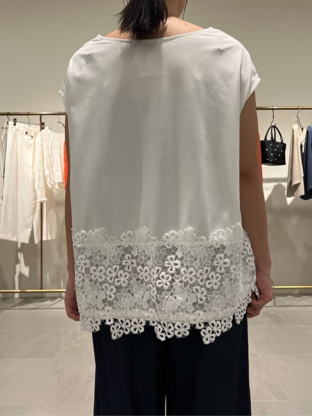 ブルー系のその他パンツ、ホワイト系のTシャツ/カットソーを着用したレディースの夏コーディネートの5枚目の写真