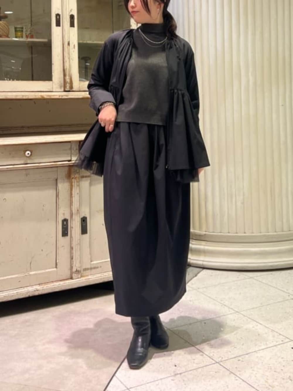 ブラック系のブルゾン、ブラック系のスカートを着用したレディースの冬コーディネートの3枚目の写真