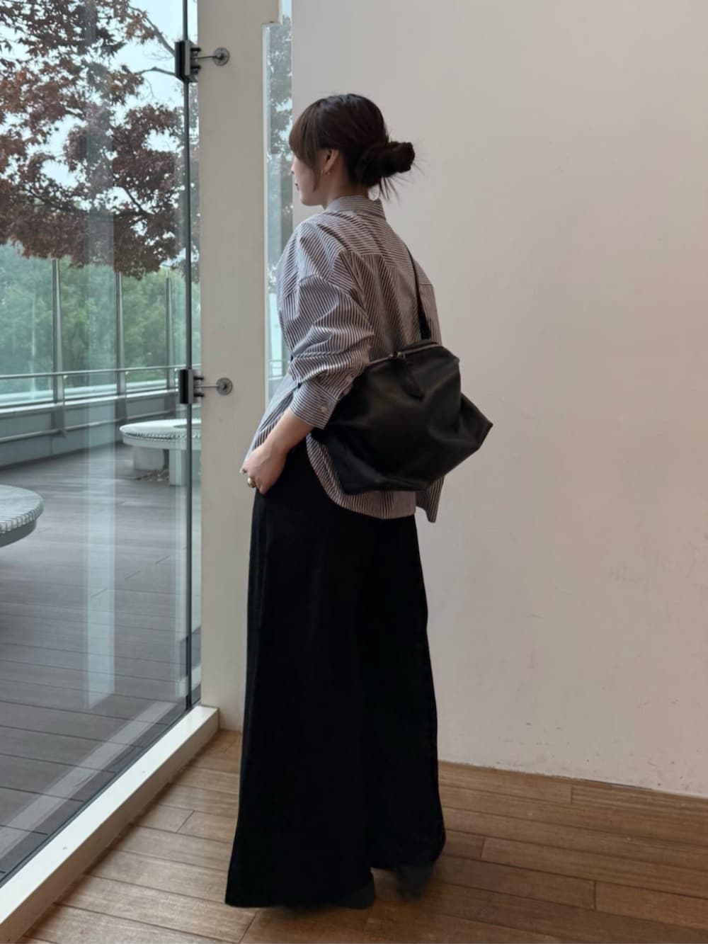 ブラック系のショルダーバッグ、ブルー系のシャツ/ブラウス、ブラック系のその他パンツを着用したレディースの冬コーディネートの3枚目の写真