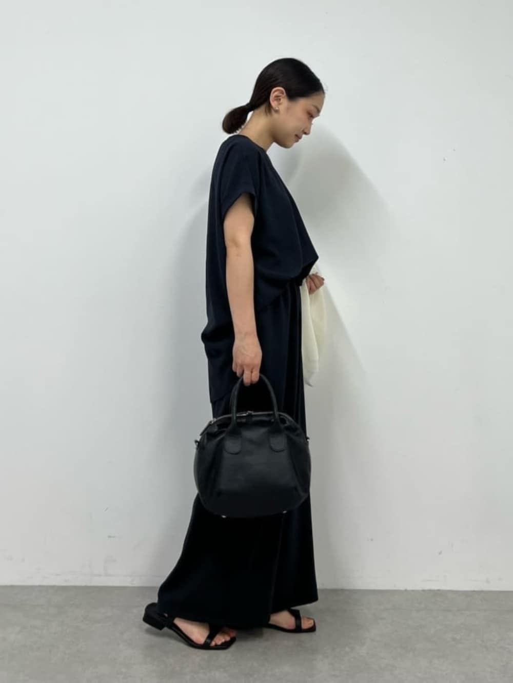 ブラック系のボストンバッグ、ブルー系のシャツ/ブラウス、ブルー系のその他パンツを着用したレディースの春コーディネートの2枚目の写真