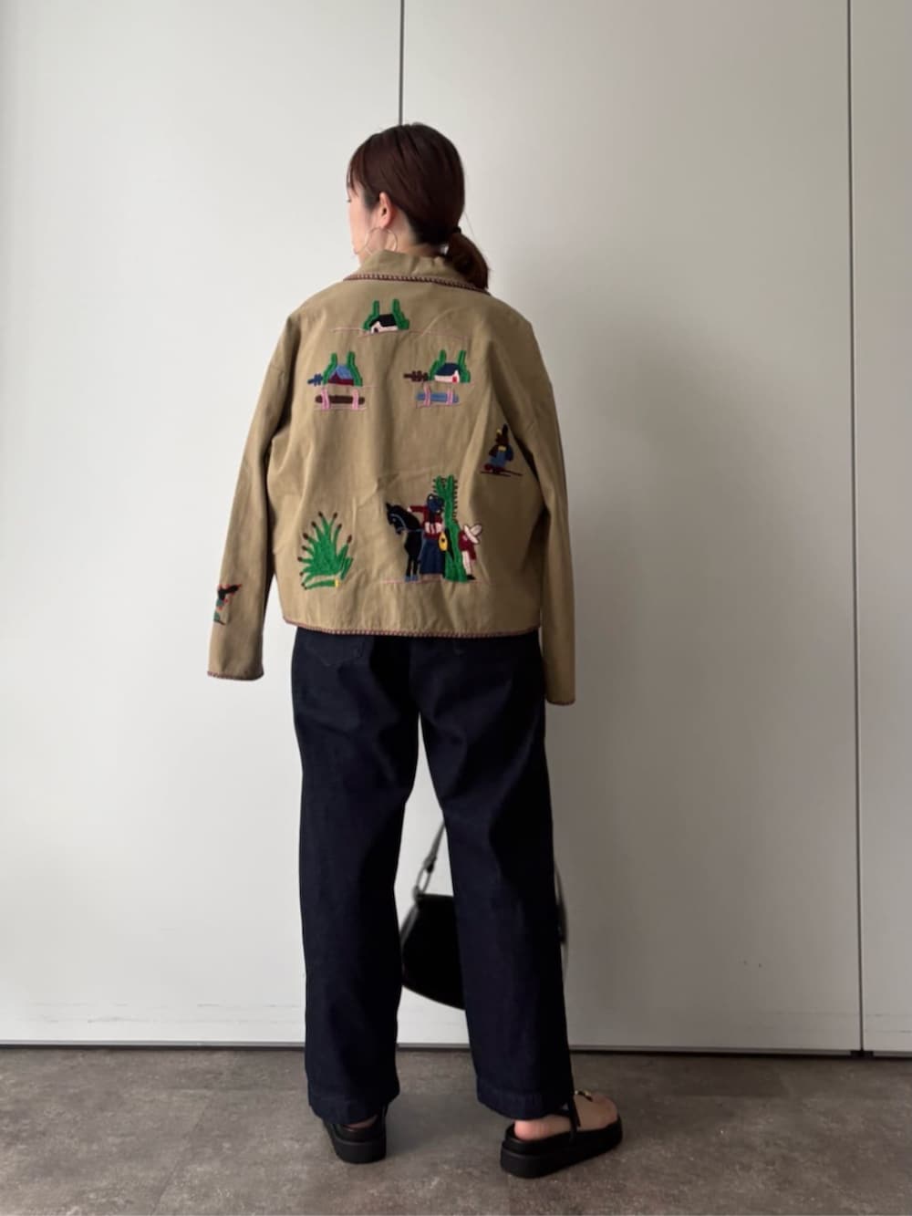 ベージュ系のその他アウター、ブラック系のショルダーバッグ、ブラック系のサンダルを着用したレディースの冬コーディネートの5枚目の写真