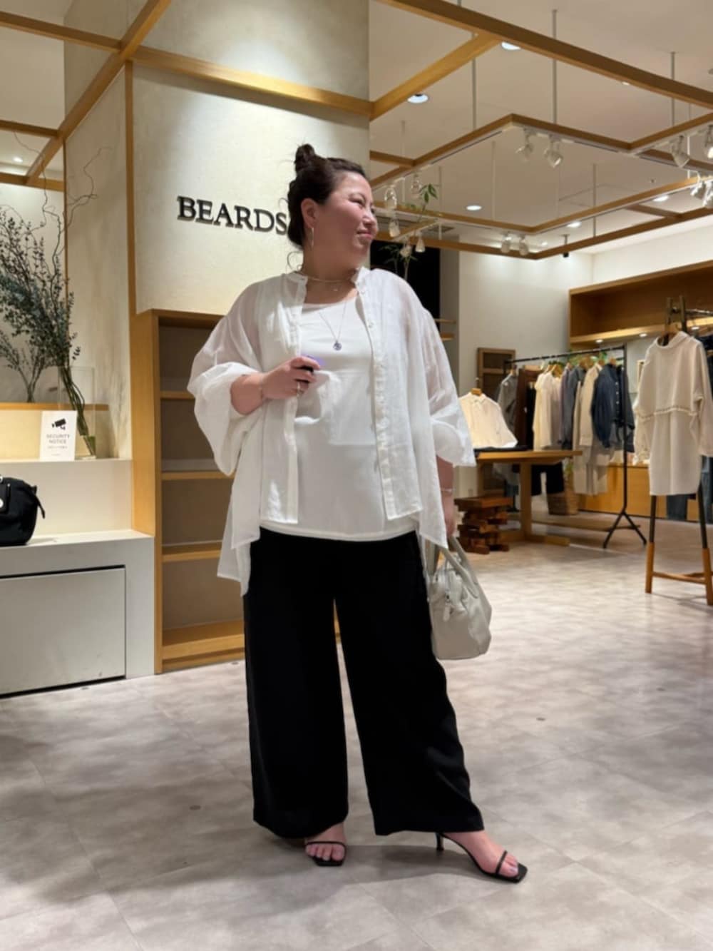 ホワイト系のシャツ/ブラウス、ブラック系のその他パンツ、ホワイト系のシャツ/ブラウスを着用したレディースの春コーディネートの3枚目の写真