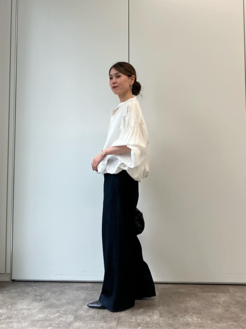 ブルー系のその他パンツ、ホワイト系のシャツ/ブラウスを着用したレディースの夏コーディネートの6枚目の写真