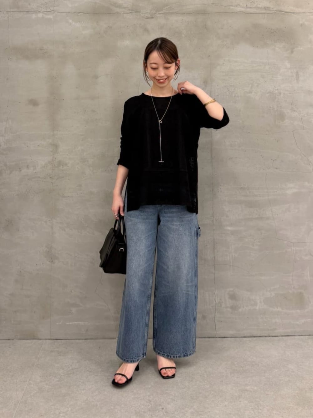 ブルー系のその他パンツ、ブラック系のシャツ/ブラウス、ブラック系のシャツ/ブラウスを着用したレディースの冬コーディネートの2枚目の写真