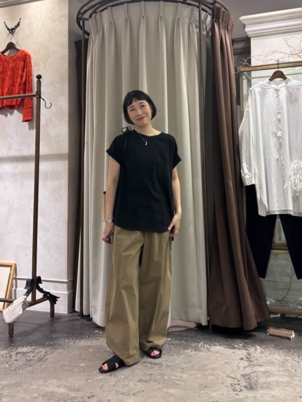 ブラック系のシャツ/ブラウス、イエロー系のその他パンツを着用したレディースの春コーディネートの3枚目の写真