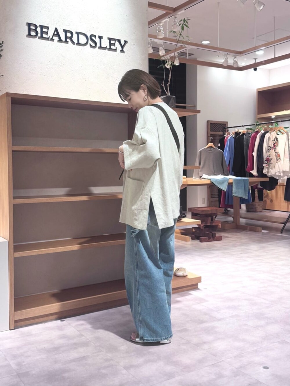 ブラック系のショルダーバッグ、ブルー系のその他パンツ、ブラウン系のキャミソールを着用したレディースの春コーディネートの7枚目の写真