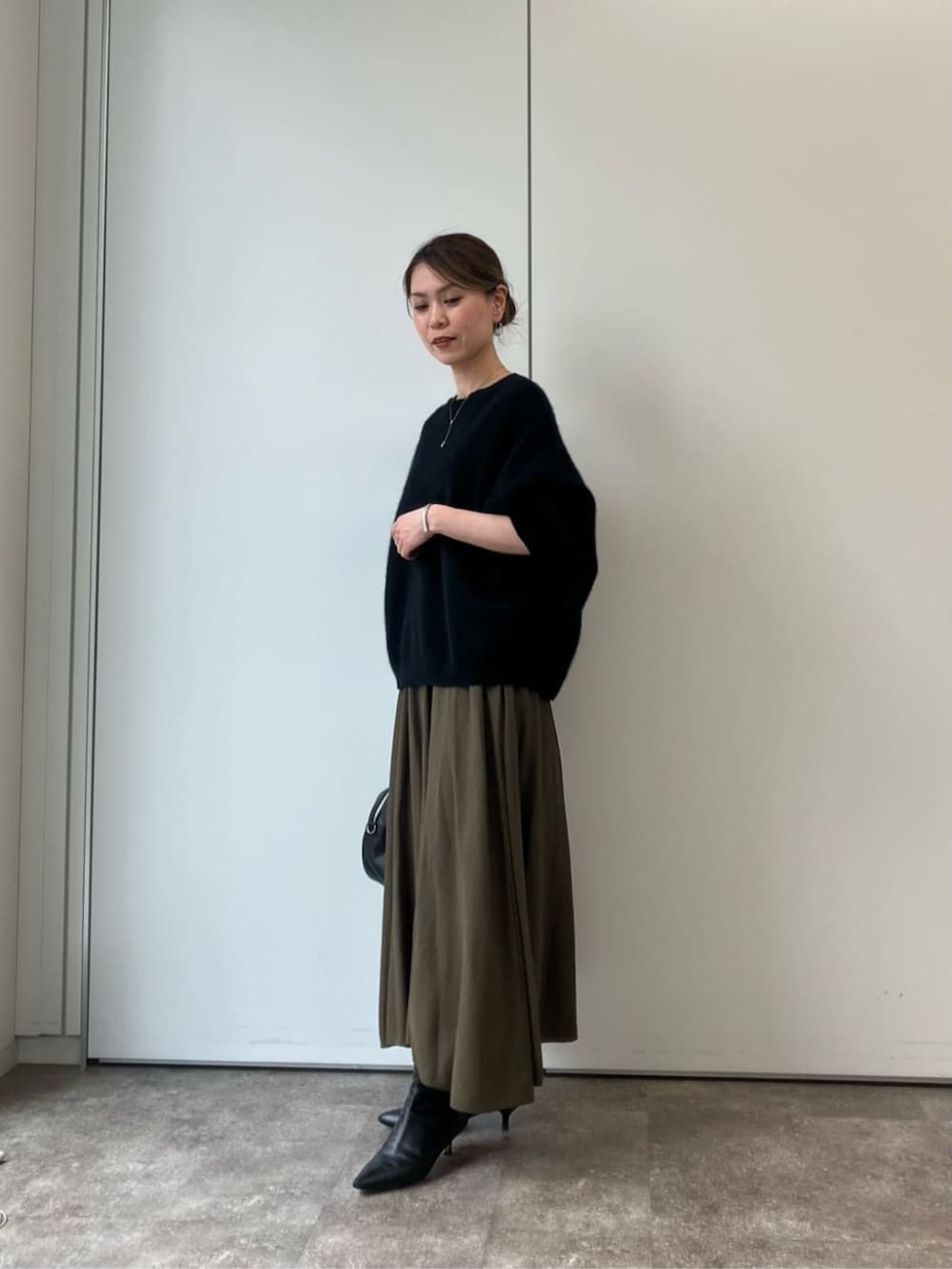 グリーン系のその他パンツ、ブラック系のニット/セーターを着用したレディースの夏コーディネートの6枚目の写真