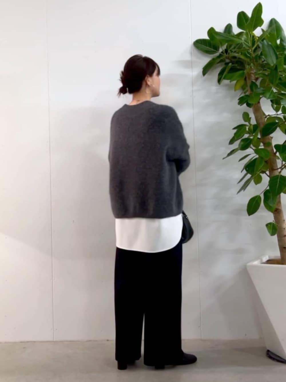 ブラック系のトートバッグ、グレー系のニット/セーター、ホワイト系のシャツ/ブラウスを着用したレディースの秋コーディネートの9枚目の写真