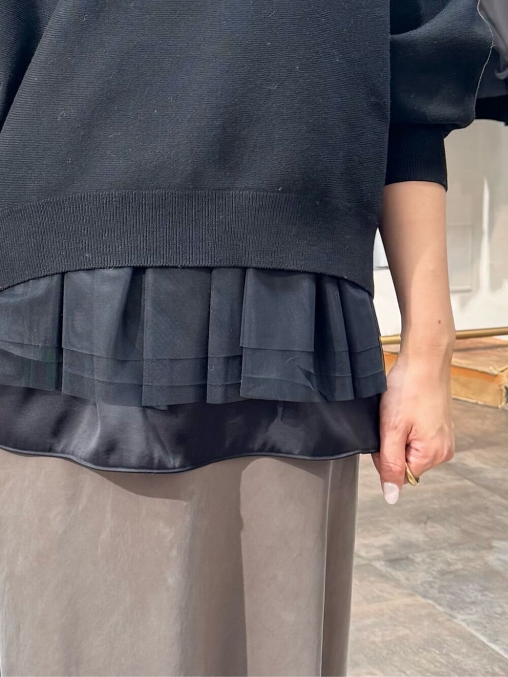 グリーン系のスカート、ブラック系のボストンバッグ、ブラック系のニット/セーターを着用したレディースの冬コーディネートの8枚目の写真