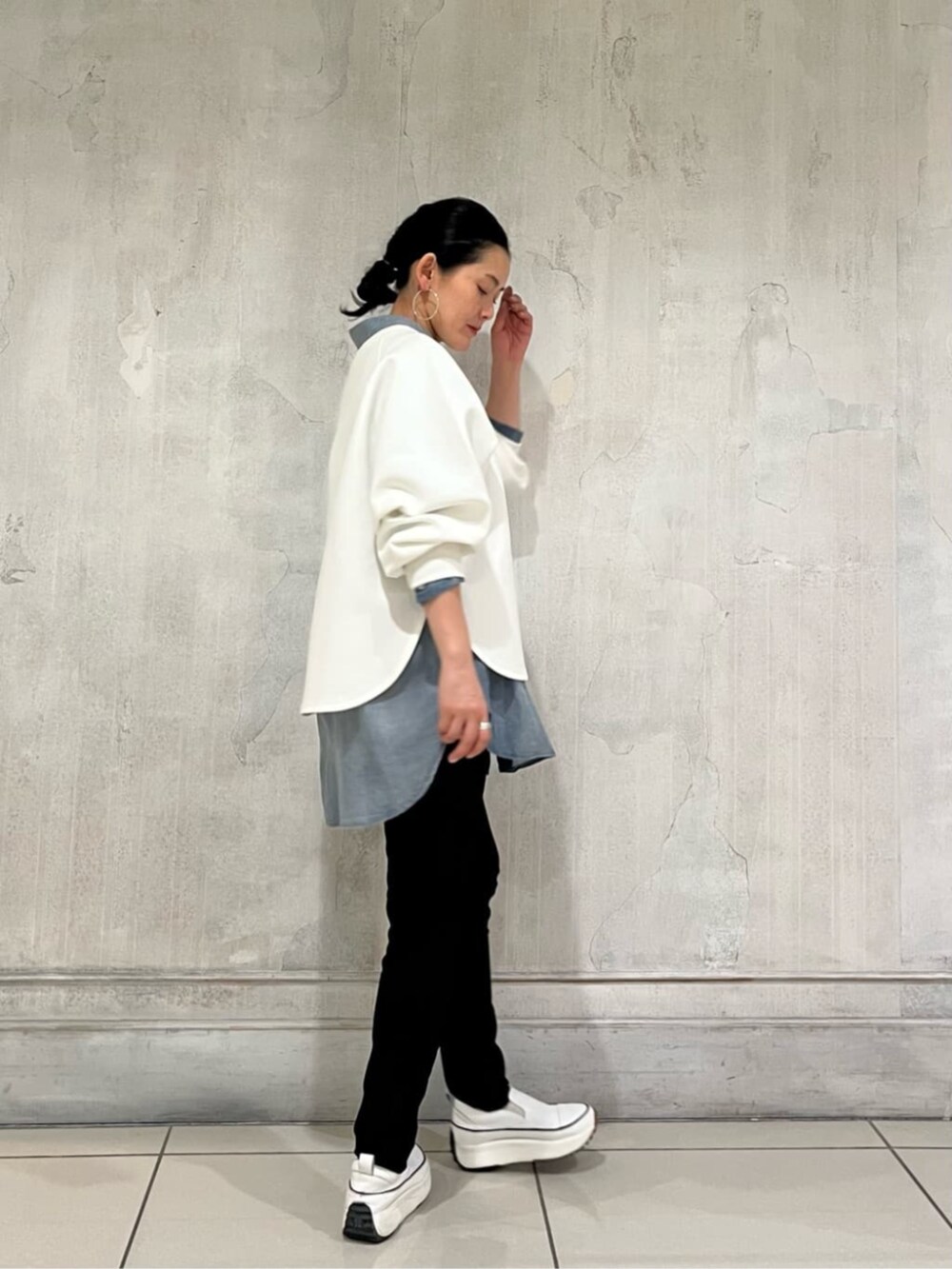 ブルー系のシャツ/ブラウス、ホワイト系のスニーカー、ホワイト系のTシャツ/カットソーを着用したレディースの冬コーディネートの4枚目の写真