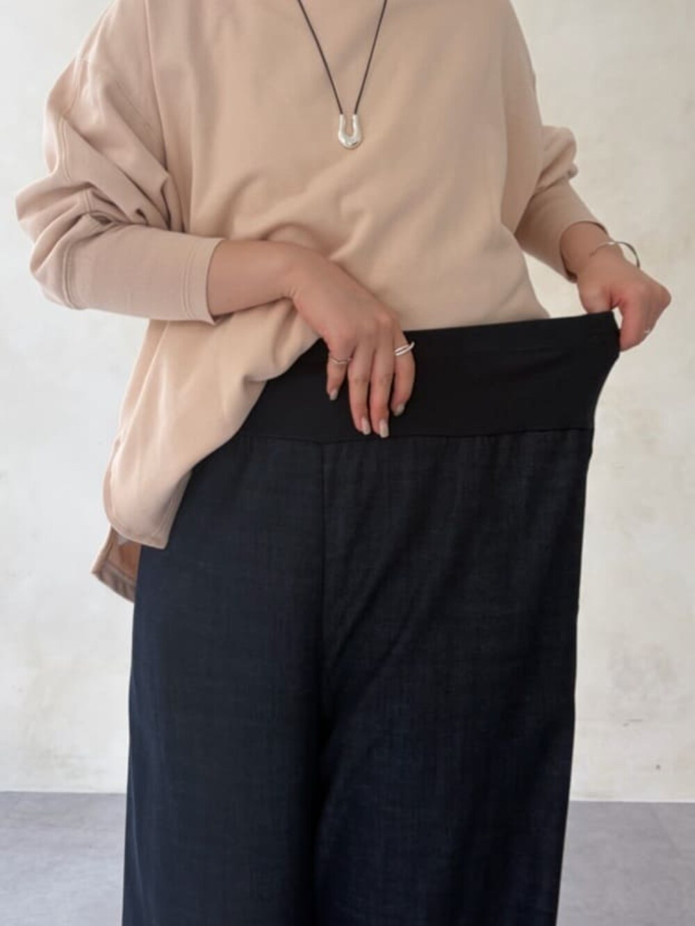 ブルー系のその他パンツ、ピンク系のTシャツ/カットソーを着用したレディースの夏コーディネートの7枚目の写真