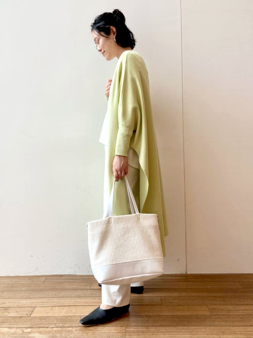 グリーン系のカーディガン/ボレロ、ホワイト系のTシャツ/カットソー、ブラック系のその他シューズを着用したレディースの春コーディネートの4枚目の写真