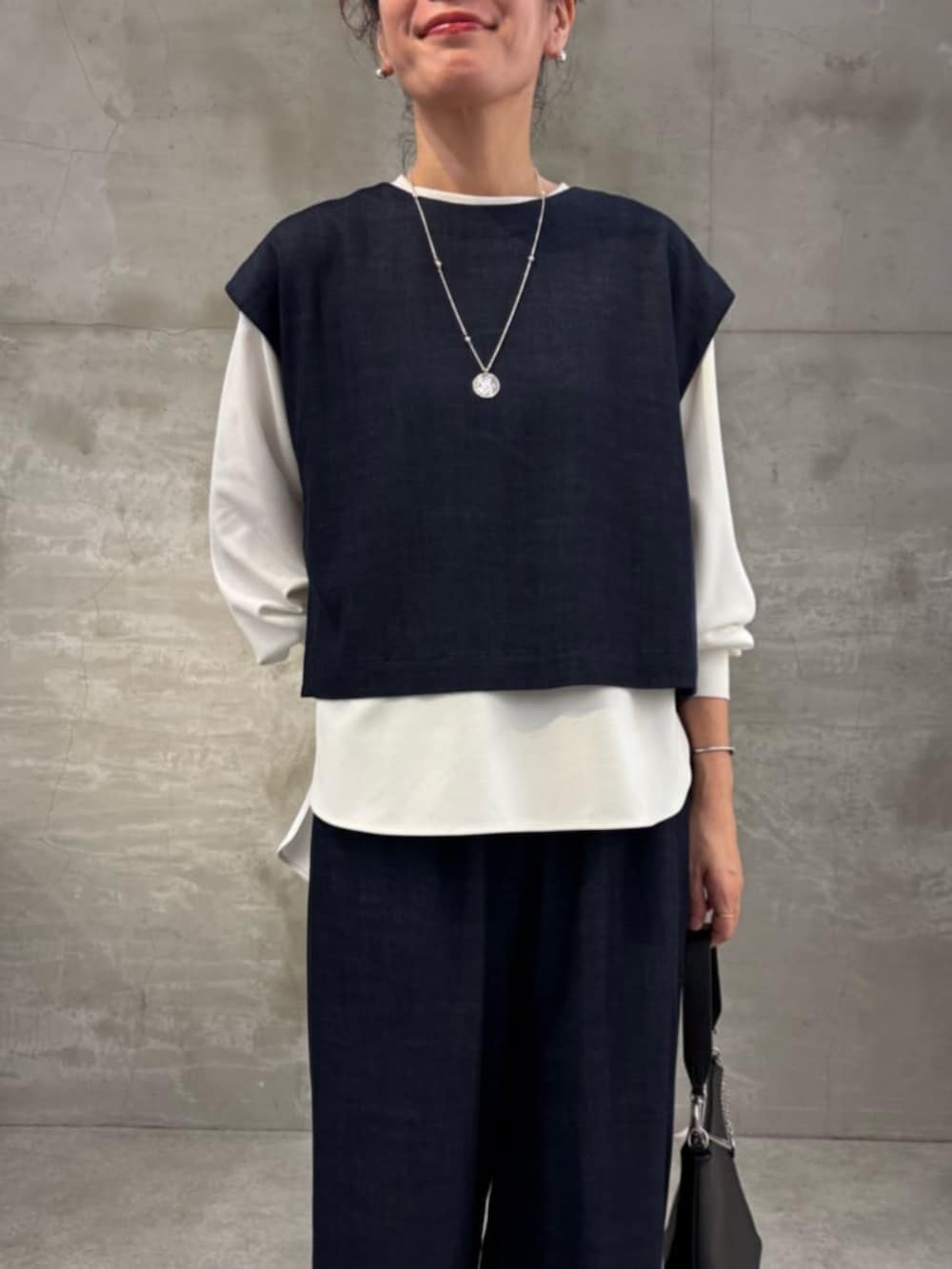 ブルー系のシャツ/ブラウス、ブルー系のその他パンツ、グレー系のショルダーバッグを着用したレディースの冬コーディネートの7枚目の写真