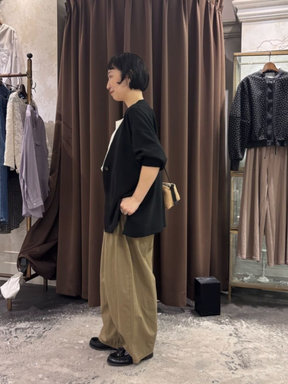 イエロー系のその他パンツ、ホワイト系のキャミソール、ブラック系のその他アウターを着用したレディースの春コーディネートの5枚目の写真