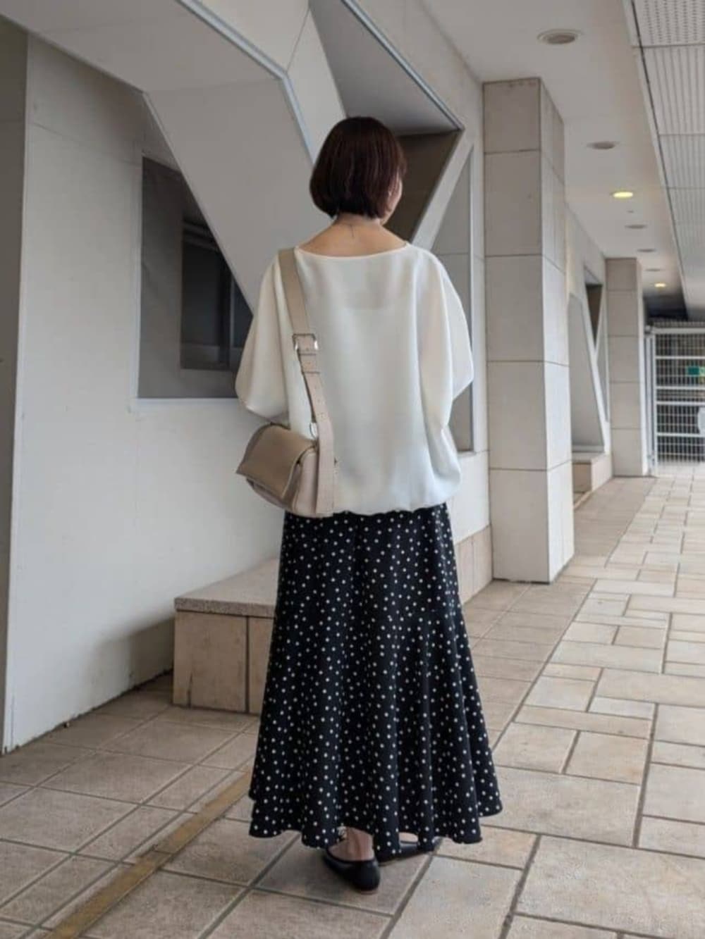 ブラック系のスカート、ホワイト系のシャツ/ブラウスを着用したレディースの冬コーディネートの3枚目の写真