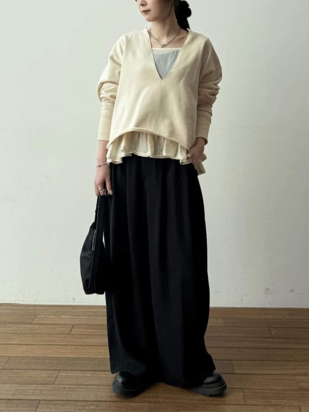 ブラック系のショルダーバッグ、ブラック系のその他パンツ、ホワイト系のキャミソールを着用したレディースの冬コーディネートの4枚目の写真