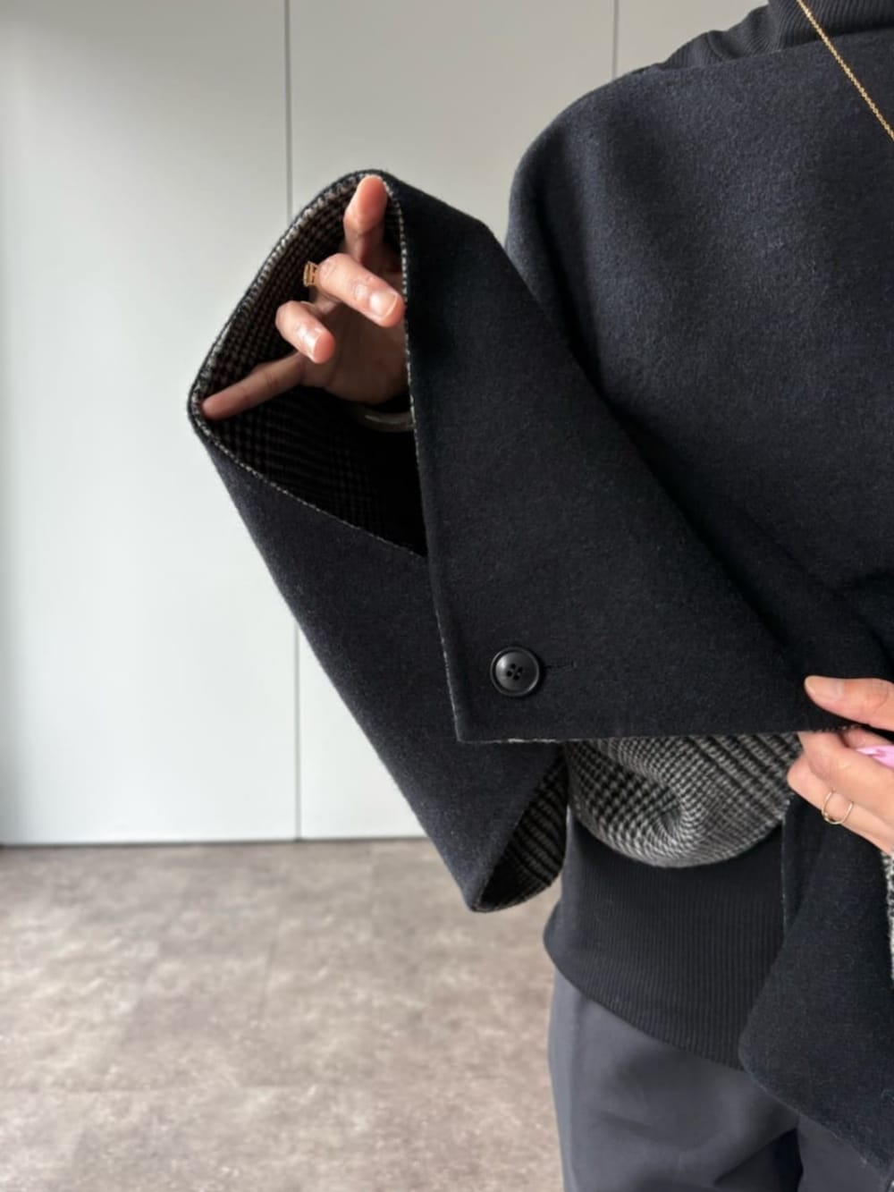 ブラック系のその他パンツ、ブラック系のその他アウターを着用したレディースの夏コーディネートの9枚目の写真