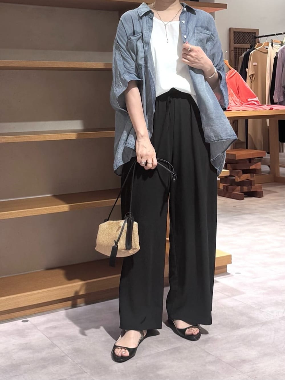 ブラック系のその他パンツ、ブルー系のシャツ/ブラウスを着用したレディースの春コーディネートの9枚目の写真