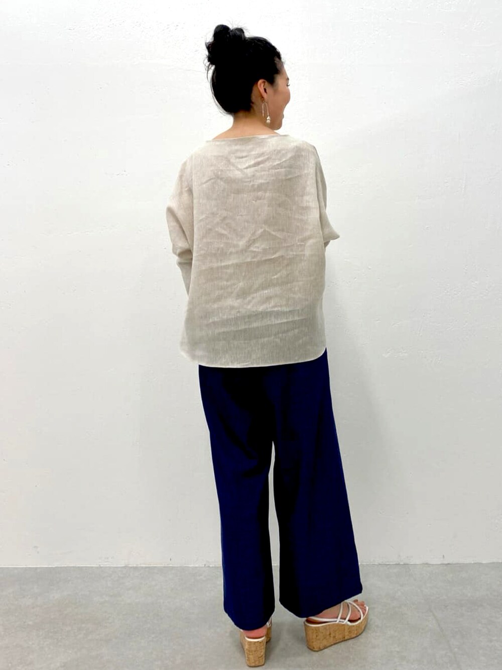 ベージュ系のシャツ/ブラウス、ブルー系のその他パンツ、ホワイト系のその他シューズを着用したレディースの春コーディネートの3枚目の写真