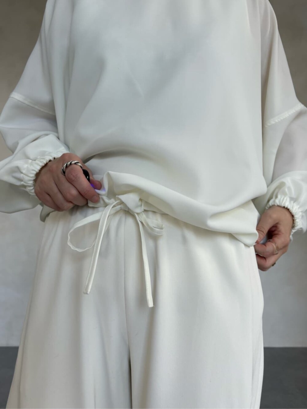 ベージュ系のカーディガン/ボレロ、ホワイト系のその他パンツ、ホワイト系のシャツ/ブラウスを着用したレディースの冬コーディネートの8枚目の写真