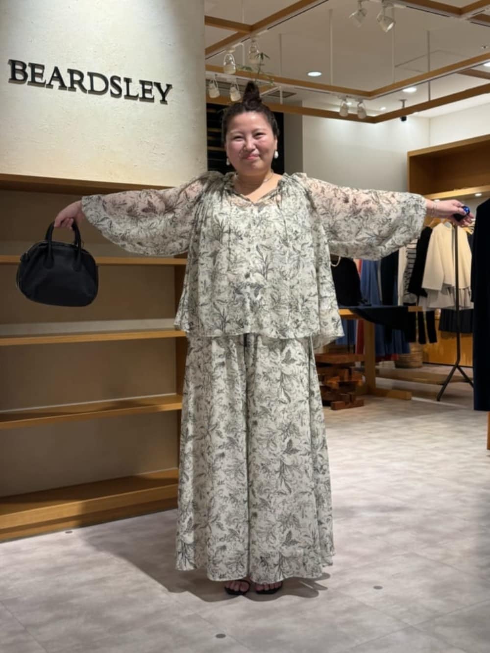 ベージュ系のその他パンツ、ベージュ系のシャツ/ブラウスを着用したレディースの冬コーディネートの2枚目の写真